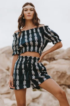 ELAN TOPS ARROW PRINT OFF SHOULDER TOP 2 ELAN TOPS ARROW PRINT OFF SHOULDER TOP